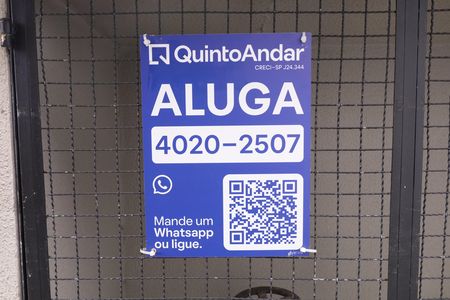 Apartamento para alugar com 34m², 2 quartos e sem vagaPlaca instalada na grade na fachada do condomínio