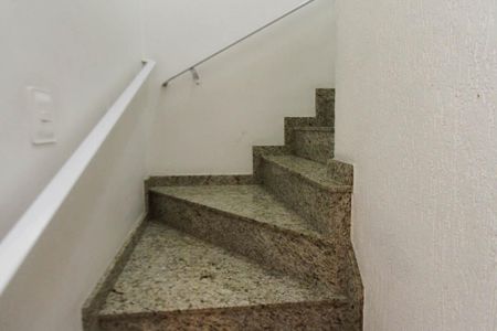 Casa à venda com 120m², 2 quartos e 2 vagasEscada