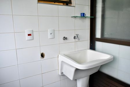 Apartamento para alugar com 100m², 3 quartos e 2 vagas Apartamento para alugar com 100m², 3 quartos e 2 vagasÁrea de Serviço