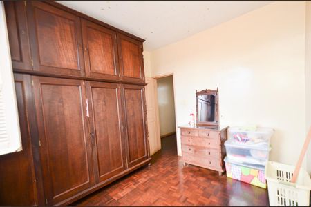 Casa à venda com 333m², 6 quartos e 3 vagas Casa à venda com 333m², 6 quartos e 3 vagasQuarto5