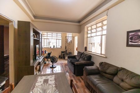 Casa à venda com 250m², 3 quartos e 3 vagas Casa à venda com 250m², 3 quartos e 3 vagasSala