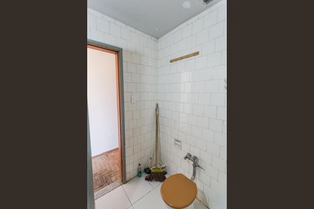 Banheiro Social de kitnet/studio para alugar com 1 quarto, 28m² em Funcionários, Belo Horizonte
