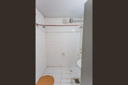 Banheiro Social de kitnet/studio para alugar com 1 quarto, 28m² em Funcionários, Belo Horizonte