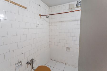 Banheiro Social de kitnet/studio para alugar com 1 quarto, 28m² em Funcionários, Belo Horizonte