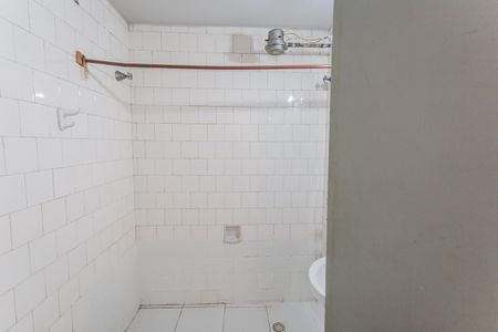 Banheiro Social de kitnet/studio para alugar com 1 quarto, 28m² em Funcionários, Belo Horizonte