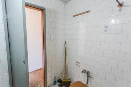 Banheiro Social de kitnet/studio para alugar com 1 quarto, 28m² em Funcionários, Belo Horizonte