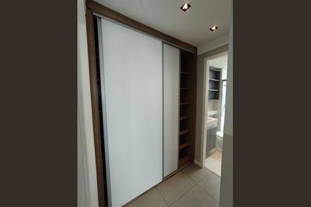 Apartamento à venda com 76m², 2 quartos e 2 vagasArmário do corredor