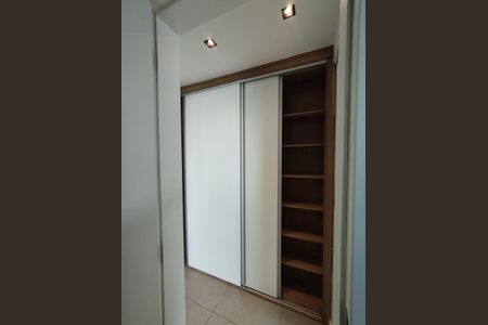 Apartamento à venda com 76m², 2 quartos e 2 vagasArmário do corredor