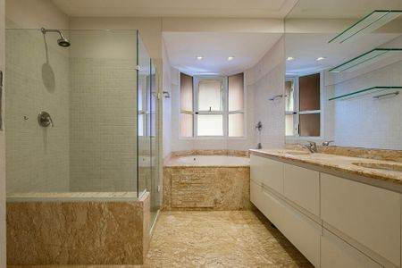 Apartamento para alugar com 258m², 4 quartos e 4 vagas Apartamento para alugar com 258m², 4 quartos e 4 vagasSuíte 1 - Banheiro