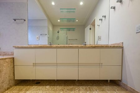 Apartamento para alugar com 258m², 4 quartos e 4 vagas Apartamento para alugar com 258m², 4 quartos e 4 vagasSuíte 1 - Banheiro