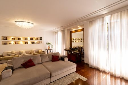 Casa à venda com 350m², 4 quartos e 6 vagasSala