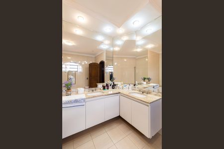 Casa à venda com 350m², 4 quartos e 6 vagasBanheiro Suíte 1