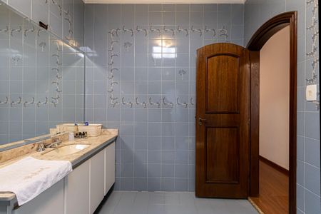 Casa à venda com 350m², 4 quartos e 6 vagasBanheiro Suíte 2