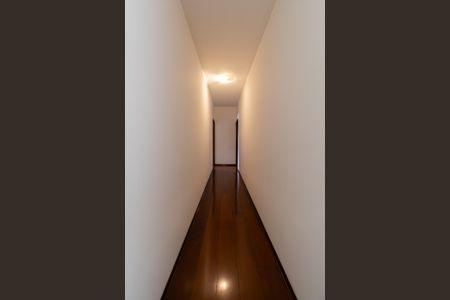 Casa à venda com 350m², 4 quartos e 6 vagasCorredor