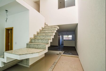 Casa à venda com 270m², 3 quartos e 6 vagasEscada