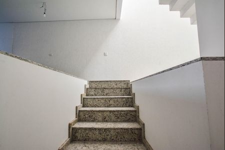 Casa à venda com 270m², 3 quartos e 6 vagasEscada