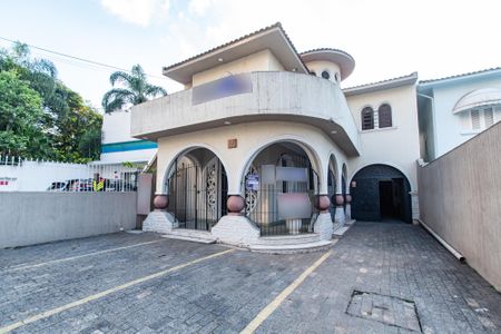 Casa para alugar com 312m², 6 quartos e 5 vagasFachada