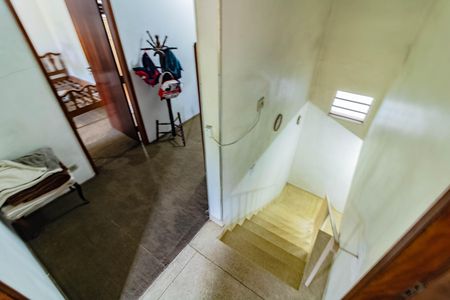 Casa para alugar com 230m², 3 quartos e 3 vagas Casa para alugar com 230m², 3 quartos e 3 vagasEscada