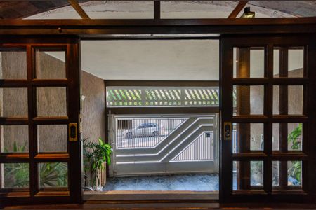 Casa à venda com 300m², 3 quartos e 2 vagas Casa à venda com 300m², 3 quartos e 2 vagasSala - janela