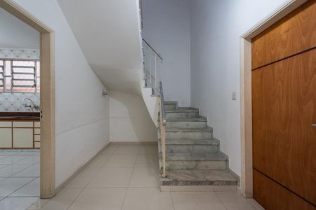 Casa para alugar com 150m², 3 quartos e 2 vagas Casa para alugar com 150m², 3 quartos e 2 vagasEscada