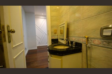 Apartamento à venda com 220m², 4 quartos e 3 vagasBanheiro da Suíte 1