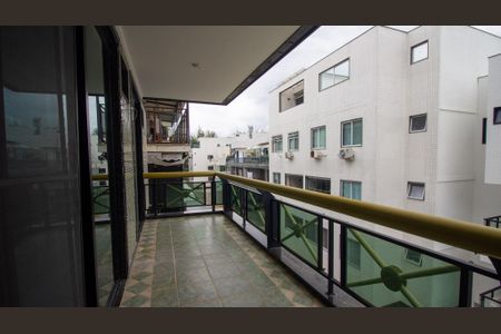 Apartamento à venda com 220m², 4 quartos e 3 vagasSacada da Suíte 2 e 3