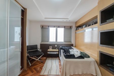Apartamento à venda com 324m², 4 quartos e 3 vagasSuíte 2