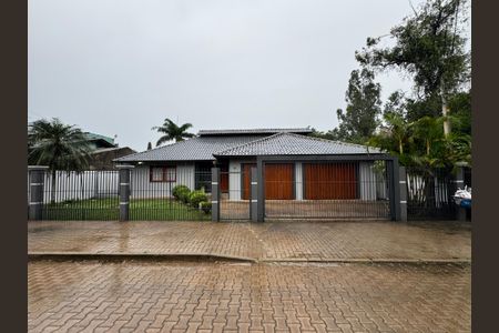 Casa à venda com 942m², 3 quartos e 4 vagas Casa à venda com 942m², 3 quartos e 4 vagasFachada