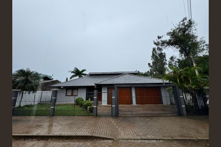 Casa à venda com 942m², 3 quartos e 4 vagas Casa à venda com 942m², 3 quartos e 4 vagasFachada