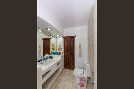 Casa à venda com 316m², 5 quartos e 4 vagasBanheiro Social