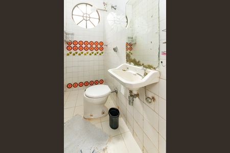 Casa à venda com 316m², 5 quartos e 4 vagasBanheiro de Serviço