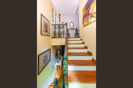 Casa à venda com 316m², 5 quartos e 4 vagasEscada