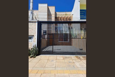 Casa à venda com 135m², 3 quartos e 2 vagas Casa à venda com 135m², 3 quartos e 2 vagasFachada