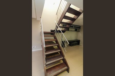 Casa de condomínio à venda com 175m², 3 quartos e 2 vagasEscada