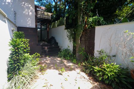 Casa de condomínio à venda com 175m², 3 quartos e 2 vagasQuintal