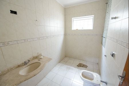 Casa para alugar com 220m², 3 quartos e 2 vagasBanheiro Social