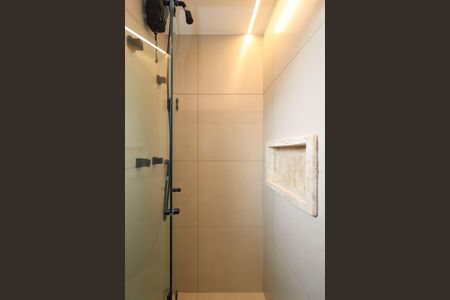 Banheiro de kitnet/studio para alugar com 1 quarto, 24m² em Sumarezinho, São Paulo