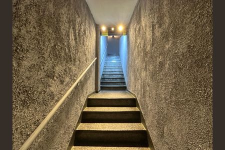 Apartamento à venda com 37m², 1 quarto e sem vaga Apartamento à venda com 37m², 1 quarto e sem vagaEscada