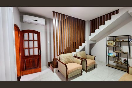 Casa à venda com 280m², 4 quartos e 2 vagas Casa à venda com 280m², 4 quartos e 2 vagasSala