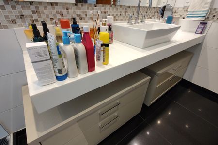 Casa de condomínio à venda com 424m², 5 quartos e 5 vagas Casa de condomínio à venda com 424m², 5 quartos e 5 vagasBanheiro da Suíte 4