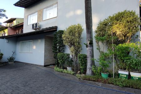 Casa de condomínio à venda com 424m², 5 quartos e 5 vagas Casa de condomínio à venda com 424m², 5 quartos e 5 vagasFachada