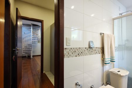 Casa de condomínio à venda com 424m², 5 quartos e 5 vagas Casa de condomínio à venda com 424m², 5 quartos e 5 vagasBanheiro da Suíte 4