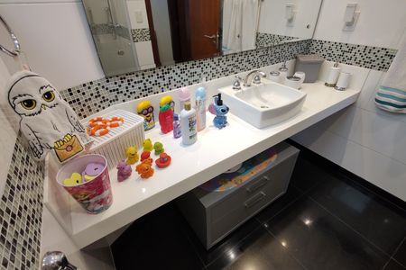 Casa de condomínio à venda com 424m², 5 quartos e 5 vagas Casa de condomínio à venda com 424m², 5 quartos e 5 vagasBanheiro