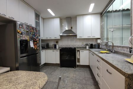 Casa de condomínio à venda com 424m², 5 quartos e 5 vagas Casa de condomínio à venda com 424m², 5 quartos e 5 vagasCozinha - Armários