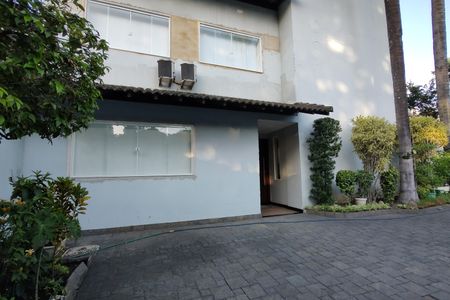 Casa de condomínio à venda com 424m², 5 quartos e 5 vagas Casa de condomínio à venda com 424m², 5 quartos e 5 vagasFachada