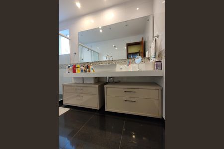 Casa de condomínio à venda com 424m², 5 quartos e 5 vagasBanheiro da Suíte 4