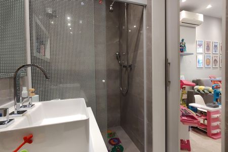 Casa de condomínio à venda com 424m², 5 quartos e 5 vagas Casa de condomínio à venda com 424m², 5 quartos e 5 vagasBanheiro da Suíte 1