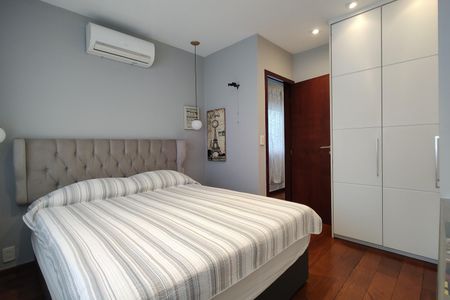 Casa de condomínio à venda com 424m², 5 quartos e 5 vagas Casa de condomínio à venda com 424m², 5 quartos e 5 vagasQuarto 2 - Suíte