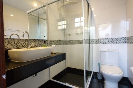 Casa de condomínio à venda com 424m², 5 quartos e 5 vagas Casa de condomínio à venda com 424m², 5 quartos e 5 vagasBanheiro 2