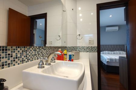 Casa de condomínio à venda com 424m², 5 quartos e 5 vagas Casa de condomínio à venda com 424m², 5 quartos e 5 vagasBanheiro da Suíte 2